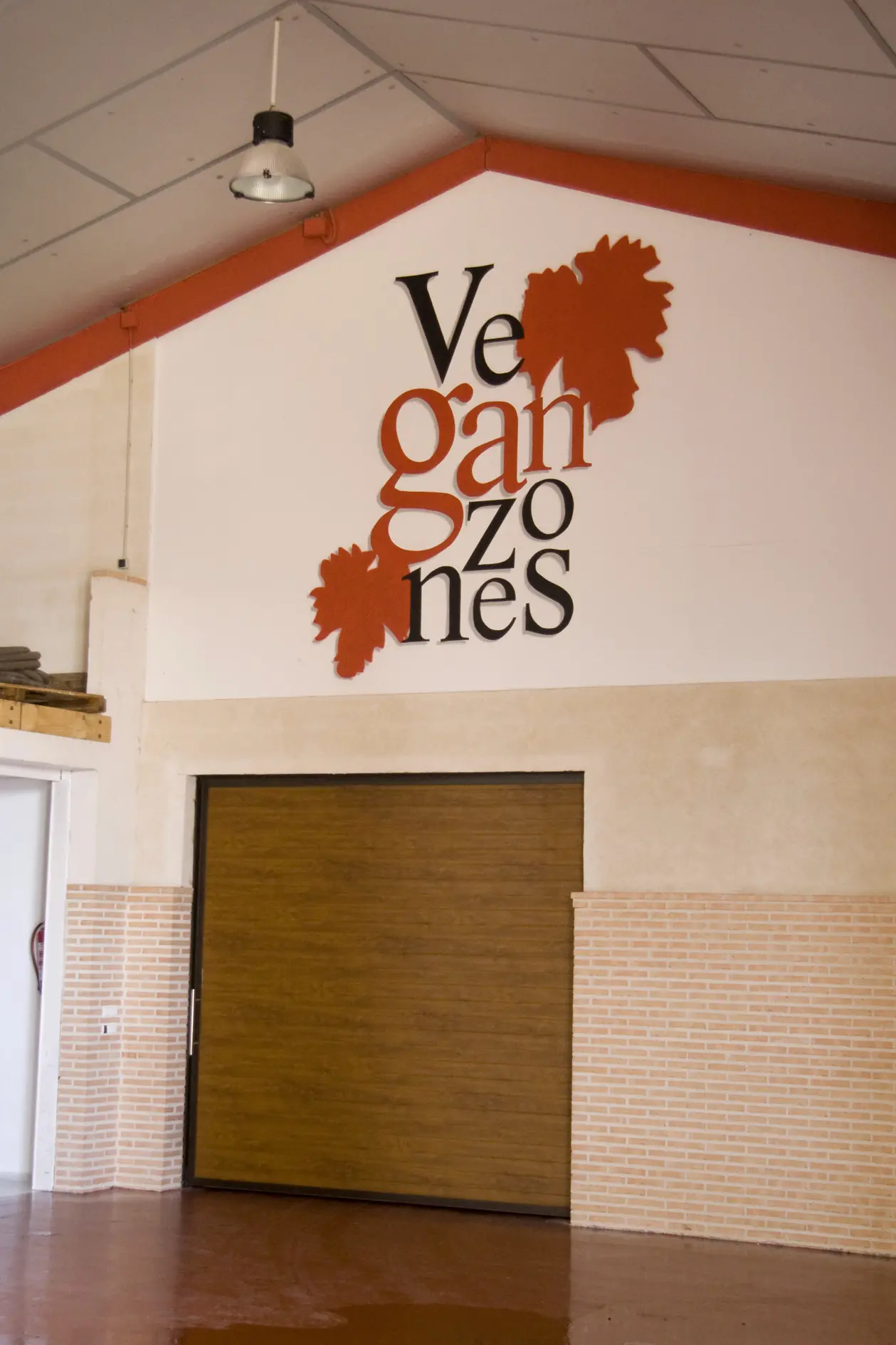 Bodega Veganzones interior instalaciones.webp